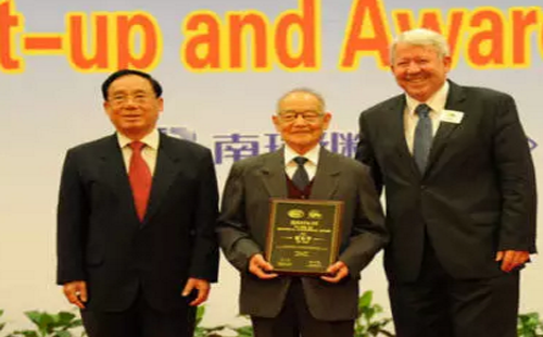 2010年賀家李先生獲首屆顧毓秀電機工程獎 2010年賀家李先生獲首屆顧毓秀電機工程獎