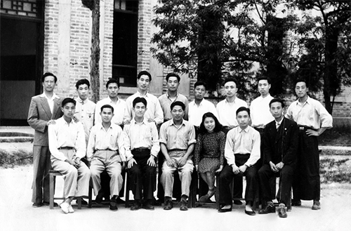 星旦在國(guó)立師范學(xué)院讀三年級(jí)時(shí)參加學(xué)生自治會(huì)主辦的員生供應(yīng)社